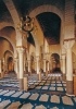 Sala di preghiera della moschea di Kairouan, in Tunisia, fondata dal califfo Muhawyya verso il 670. Le agili colonne sostengono archi a ferro di cavallo. (Foto A. Stierlin – H. Stierlin)