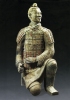 I fanti erano protetti da armature, le braccia sono nella posizione di reggere un’arma. (Shaanxi, Museo dell’esercito di terracotta)