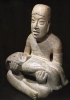 Statua olmeca di pietra proveniente da Las Limas. Tra le braccia di una figura umana seduta poggia un infante con le fattezze di giaguaro. (Jalapa, Museo di antropologia)