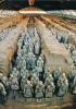 Un gruppo di cavalieri dell’esercito di terracotta del primo imperatore Qin. In quattro fosse sotterranee, a una quindicina di chilometri di distanza dalla capitale dell’impero sono state trovate migliaia di statue raffiguranti soldati di ogni grado e specializzazione e cavalli da guerra. In origine gli abiti e le armature erano dipinti con colori sgargianti. (Shaanxi, Museo dei guerrieri e dei cavalli di terracotta dell’imperatore Qin Shi Huang)