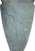 Narmer trionfante sottomette un nemico tenendolo
per i capelli su una delle due facce della paletta
di Narmer. La paletta costituisce il più antico reperto
di valore della storia egizia, su cui sono incisi alcuni
dei primi geroglifici che si conoscano. Entrambi i lati
testimoniano della lotta di Narmer per unificare l’Egitto.
2990 a.C. (Cairo, Museo egizio. Foto Jemolo)