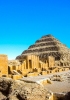La piramide a gradoni di Gioser è la prima grande opera
in pietra realizzata in Egitto ed è priva di spazi interni,
le camere si trovano tutte sotto terra. Costruita
nella necropoli di Saqqara, è alta circa 60 metri.
(Foto Rossi - Image Bank)