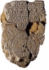 Tavoletta d’argilla detta «carta babilonese del mondo», 700 a.C. circa. Il cerchio che vi è raffigurato rappresenta l’oceano; all’interno di esso c’è il mondo conosciuto, orientato con l’ovest verso l’alto. Il rettangolo centrale porta il
nome di Babilonia. Le due linee verticali indicano probabilmente il fiume Eufrate.
Londra, British Museum